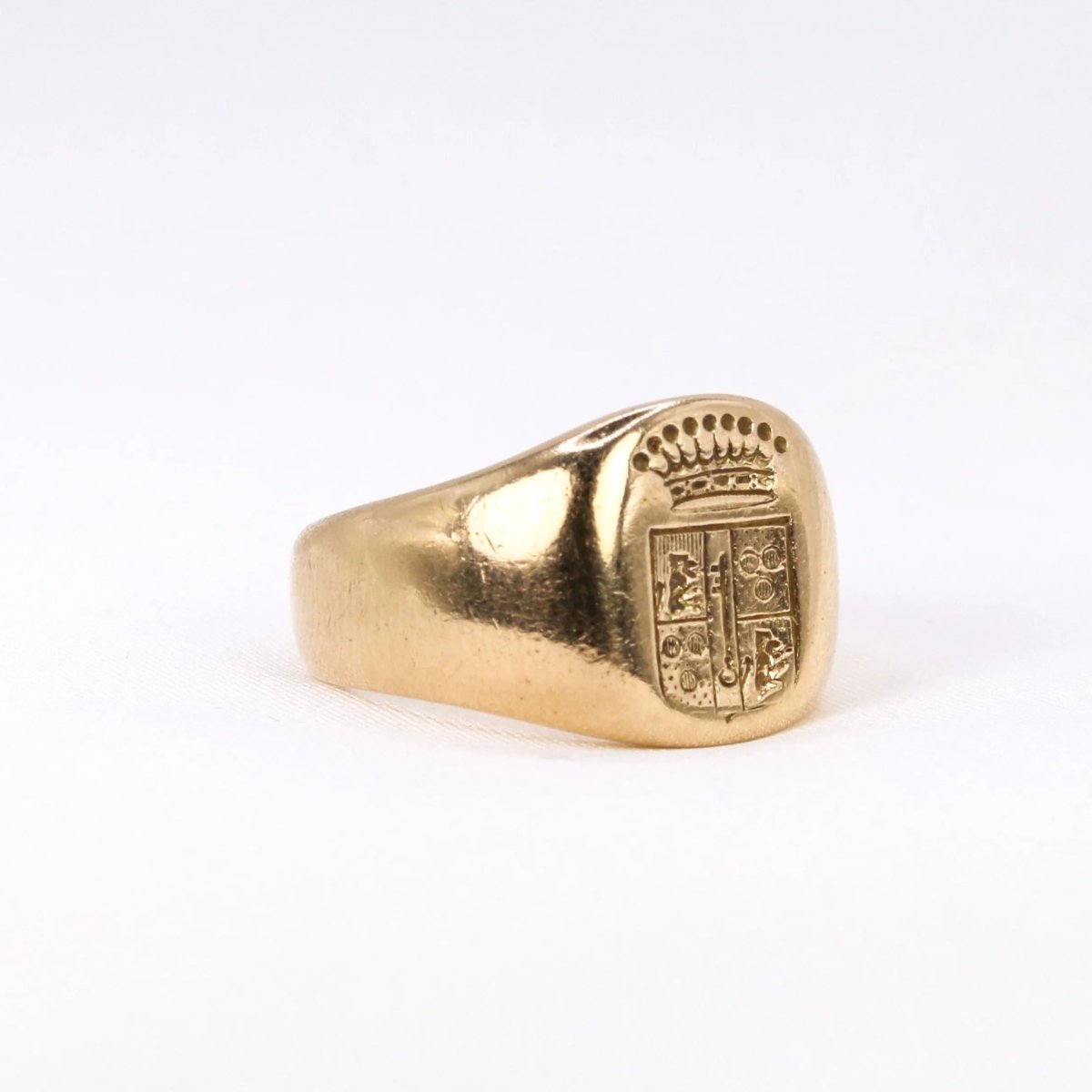 Bague chevalière ancienne en or et gravée aux armes du marquis d’Antin