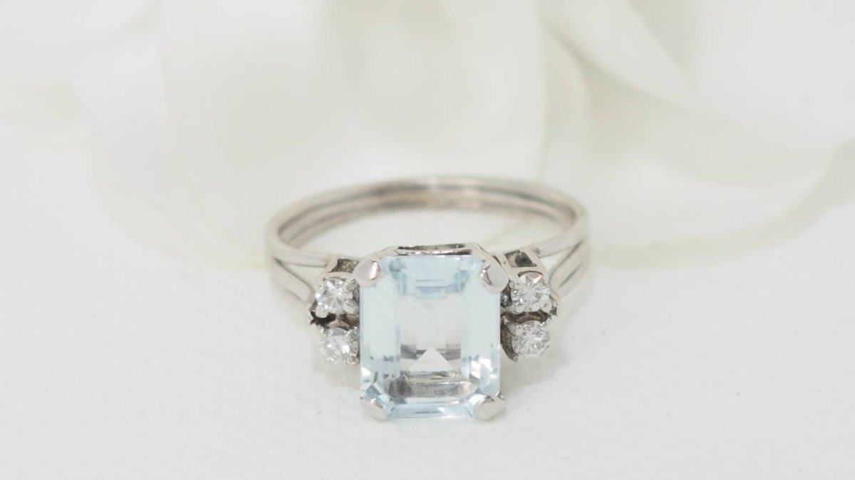 Bague en or blanc, aigue marine et diamants – Castafiore