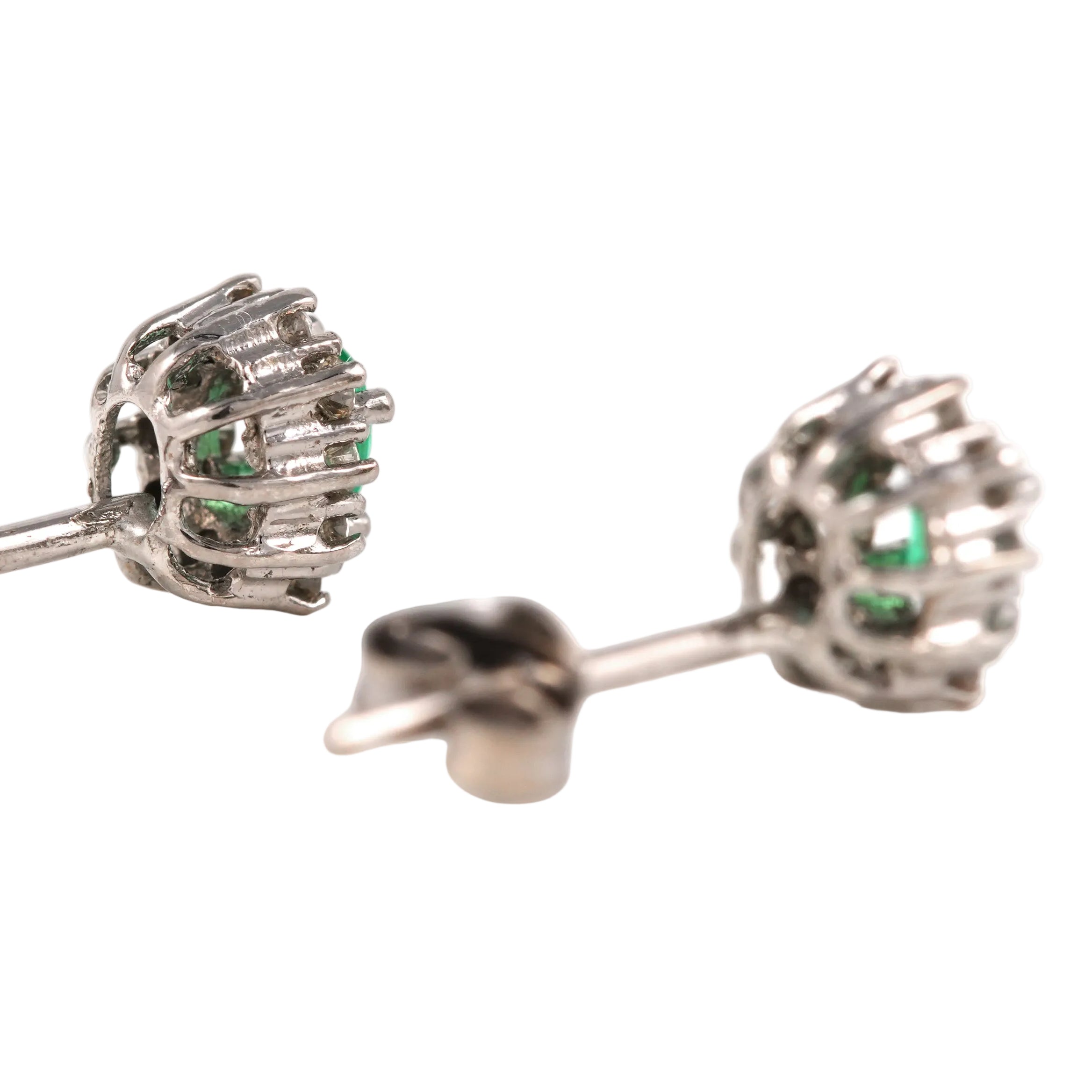 Boucles d'oreilles Puces en or blanc, émeraudes et diamants