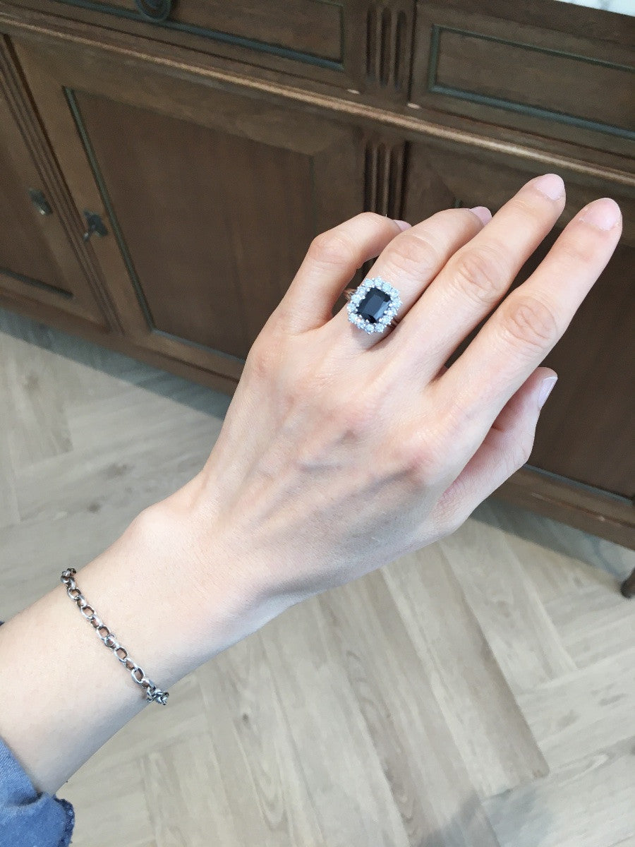 Bague Entourage en or blanc, saphir, et diamants