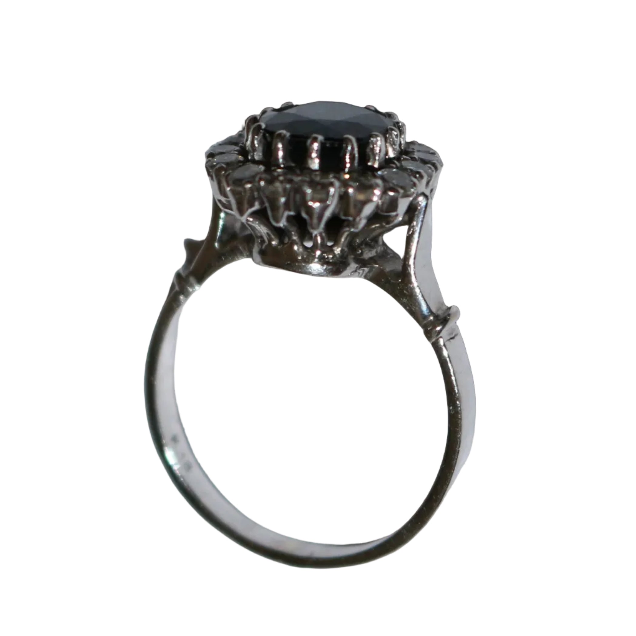 Bague Marguerite en or blanc, saphir, et diamants