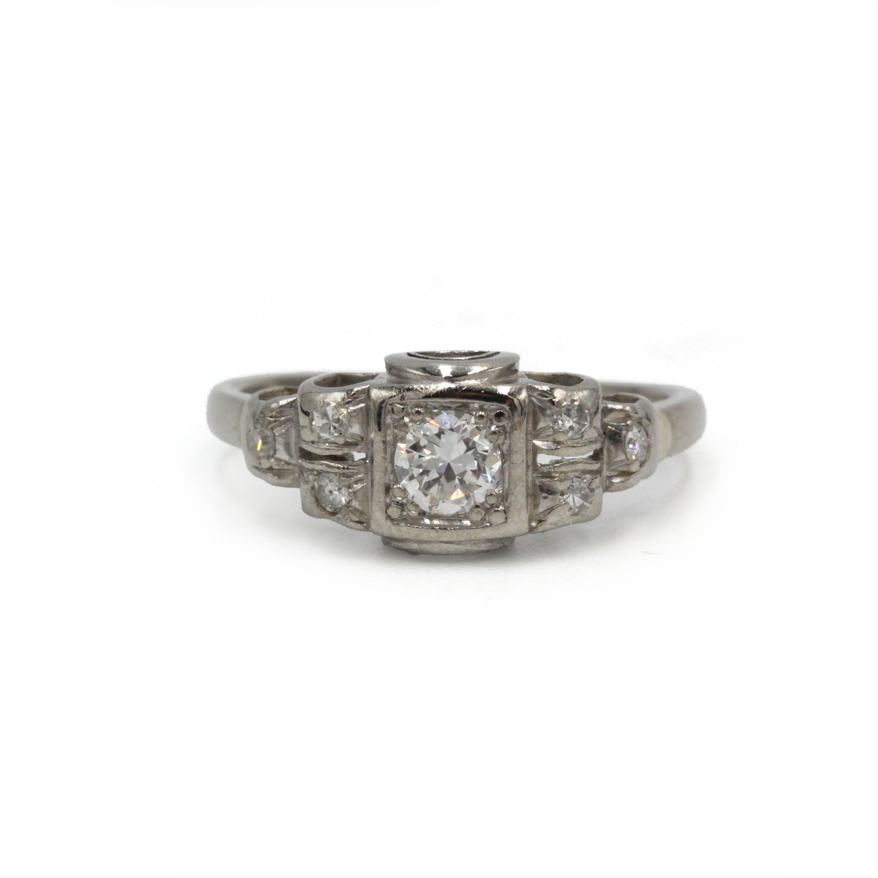 Bague Art Déco en platine et diamants