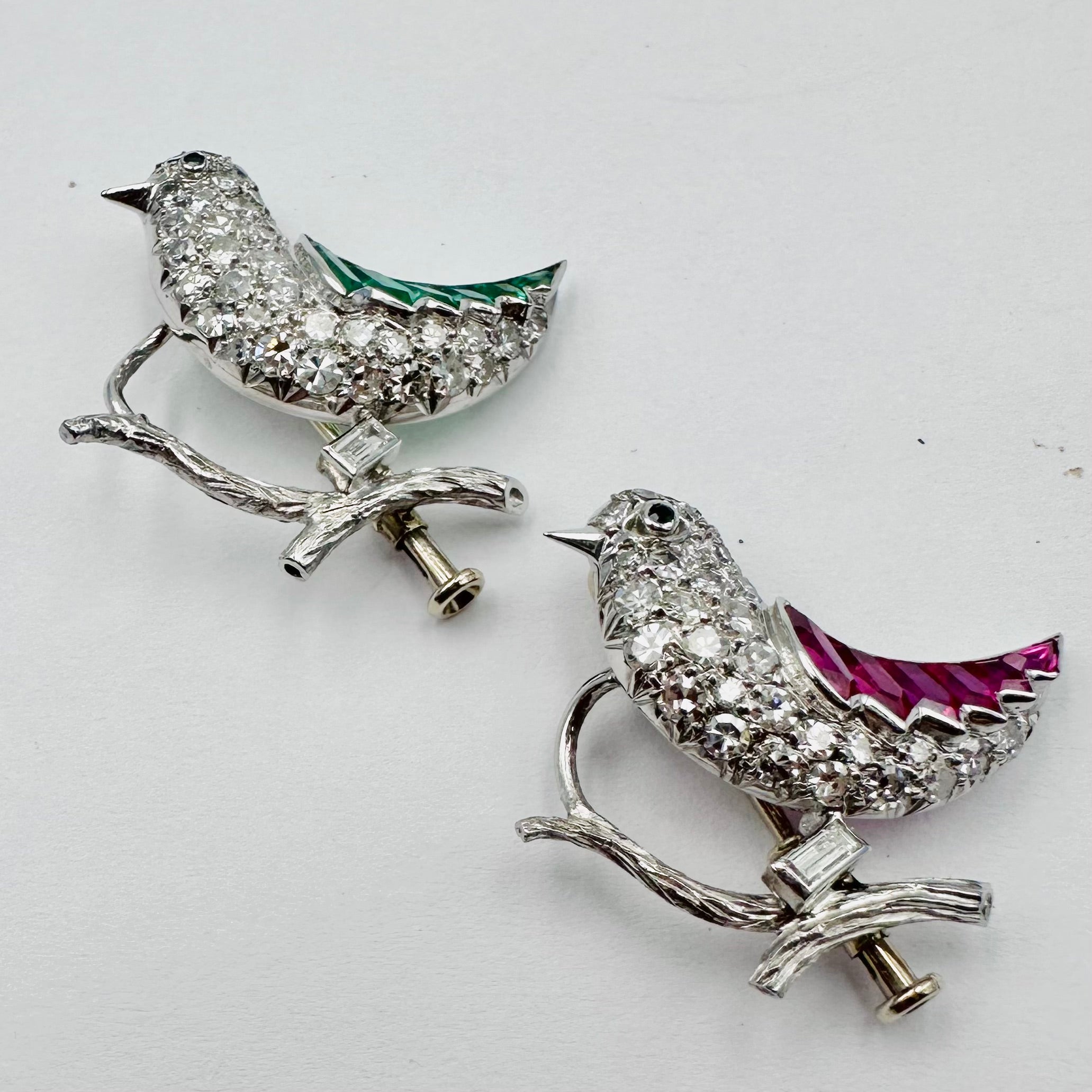 Deux broches "Oiseaux" en or blanc et platine
