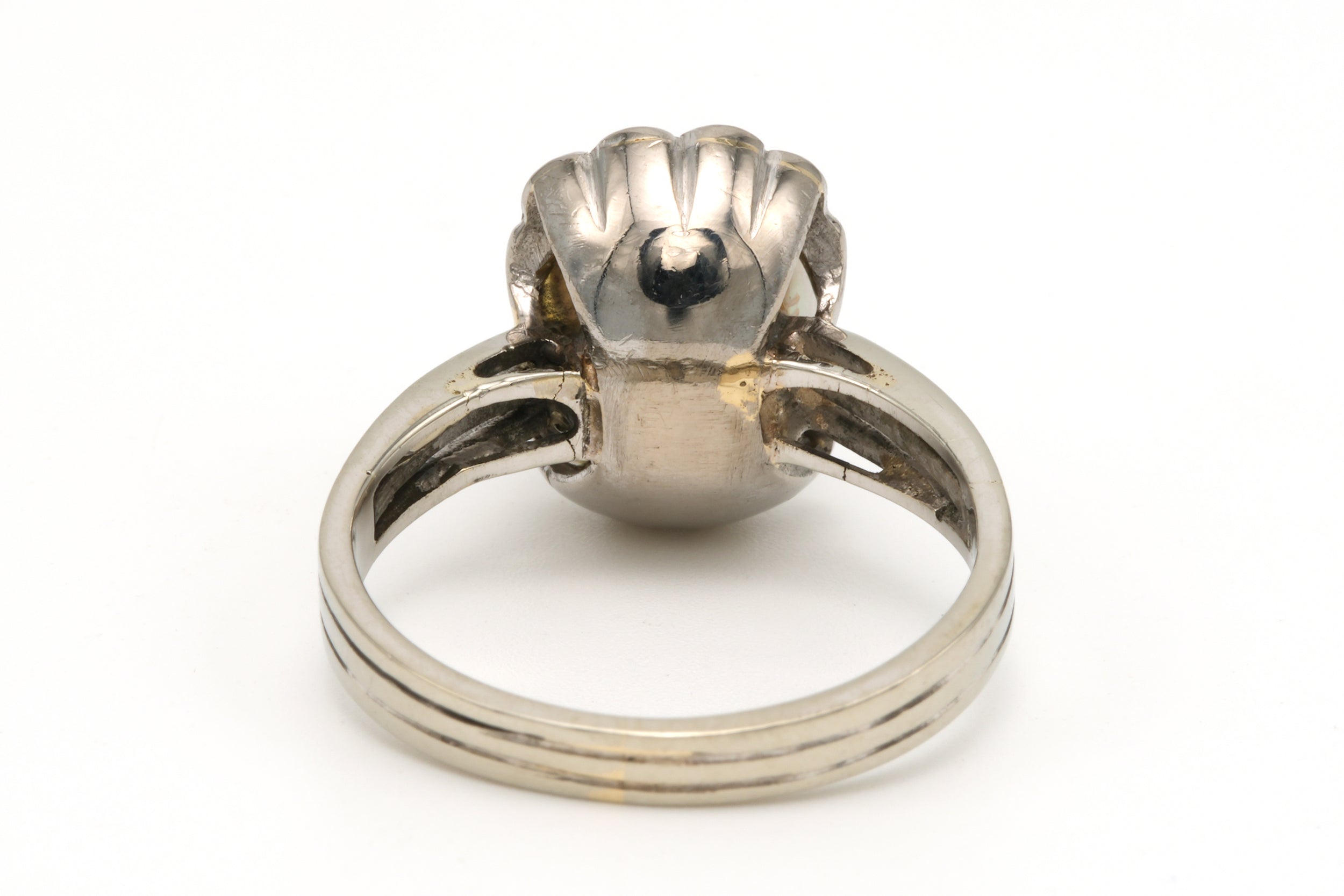 Bague Entourage en or blanc, perle et diamants