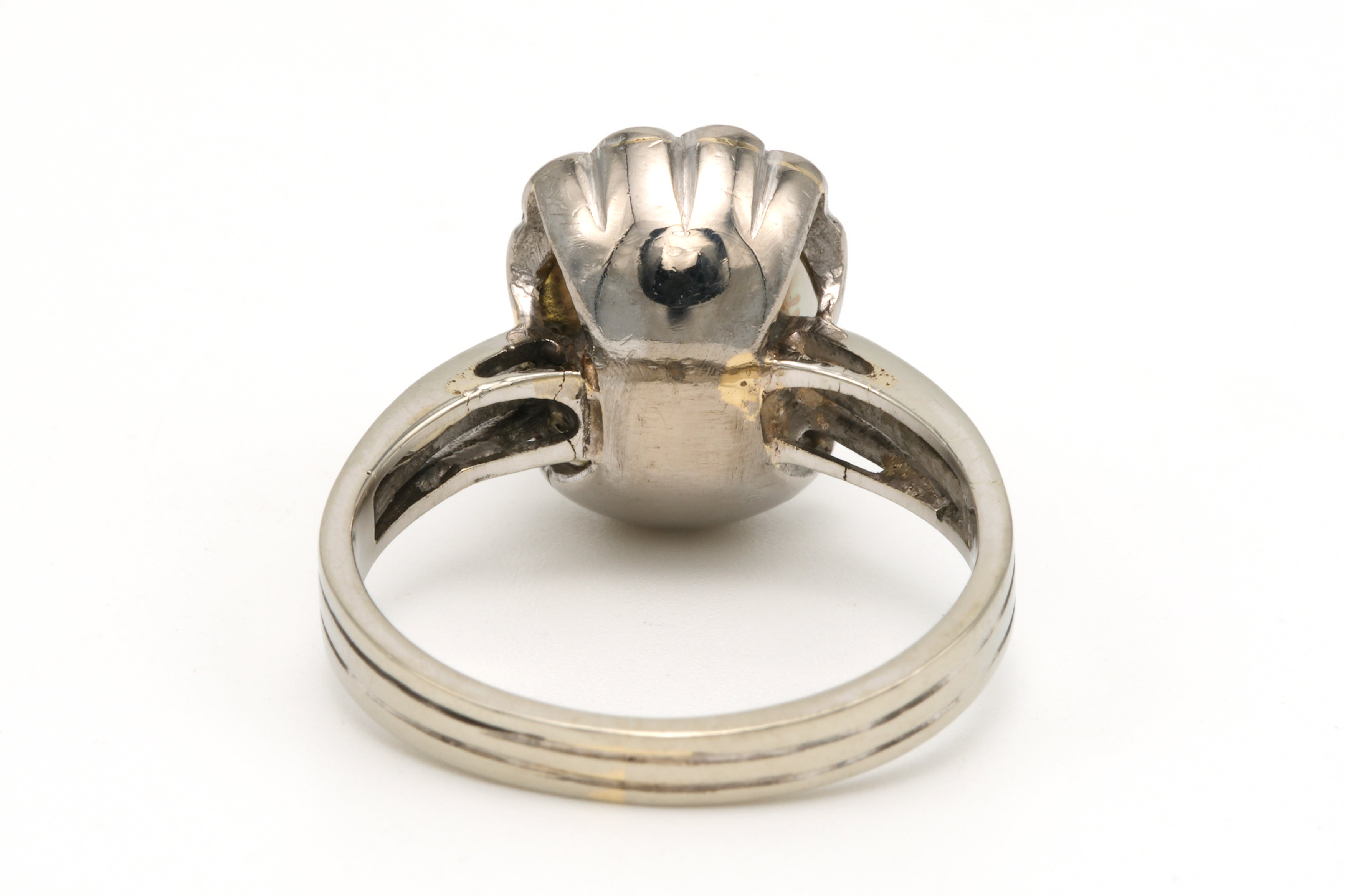 Bague Entourage en or blanc, perle et diamants