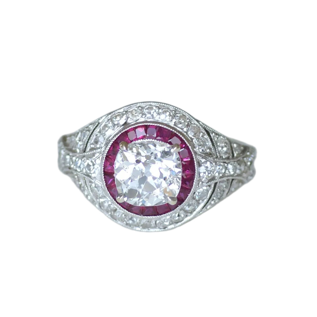 Bague Dôme en platine, rubis et diamants