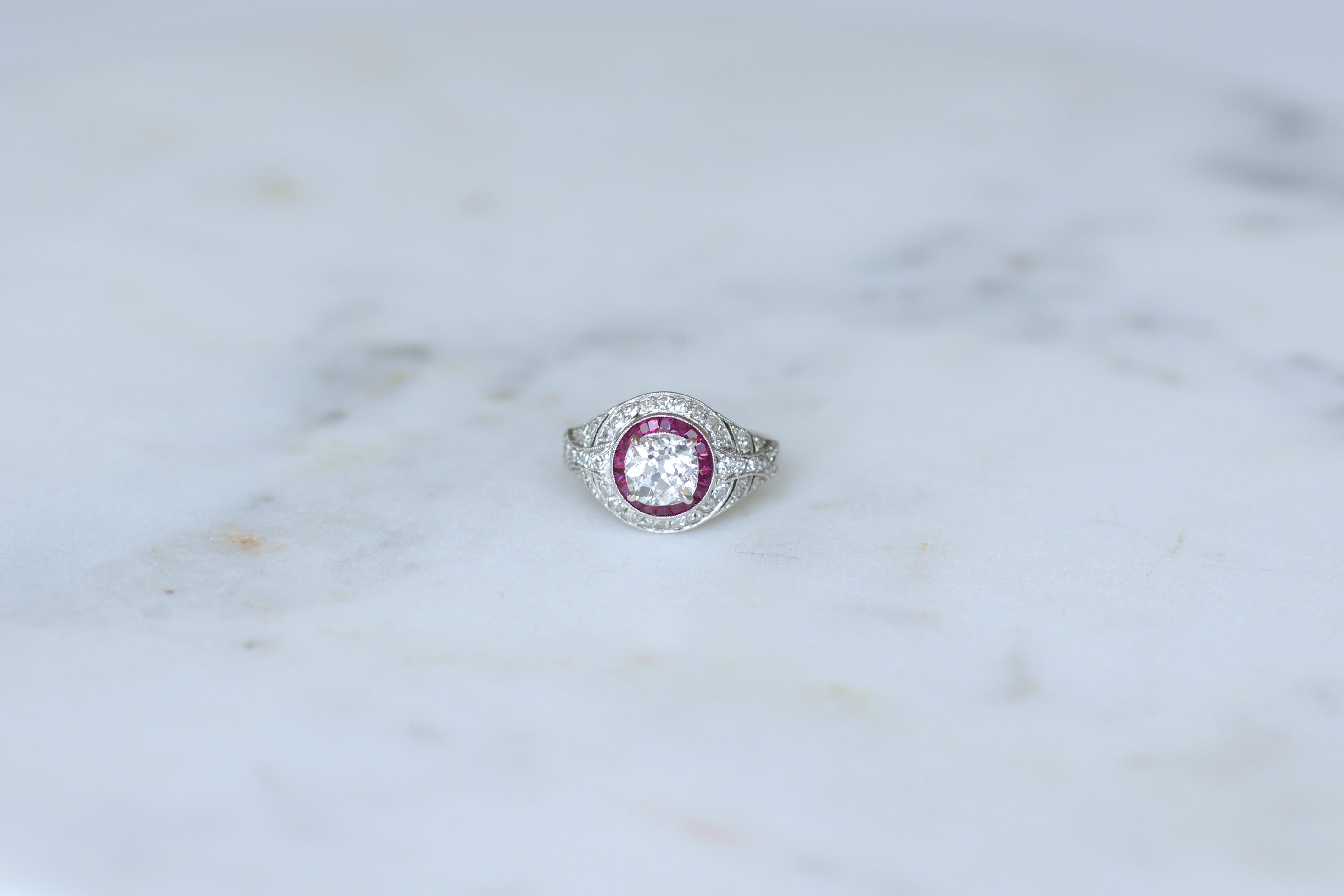 Bague Dôme en platine, rubis et diamants