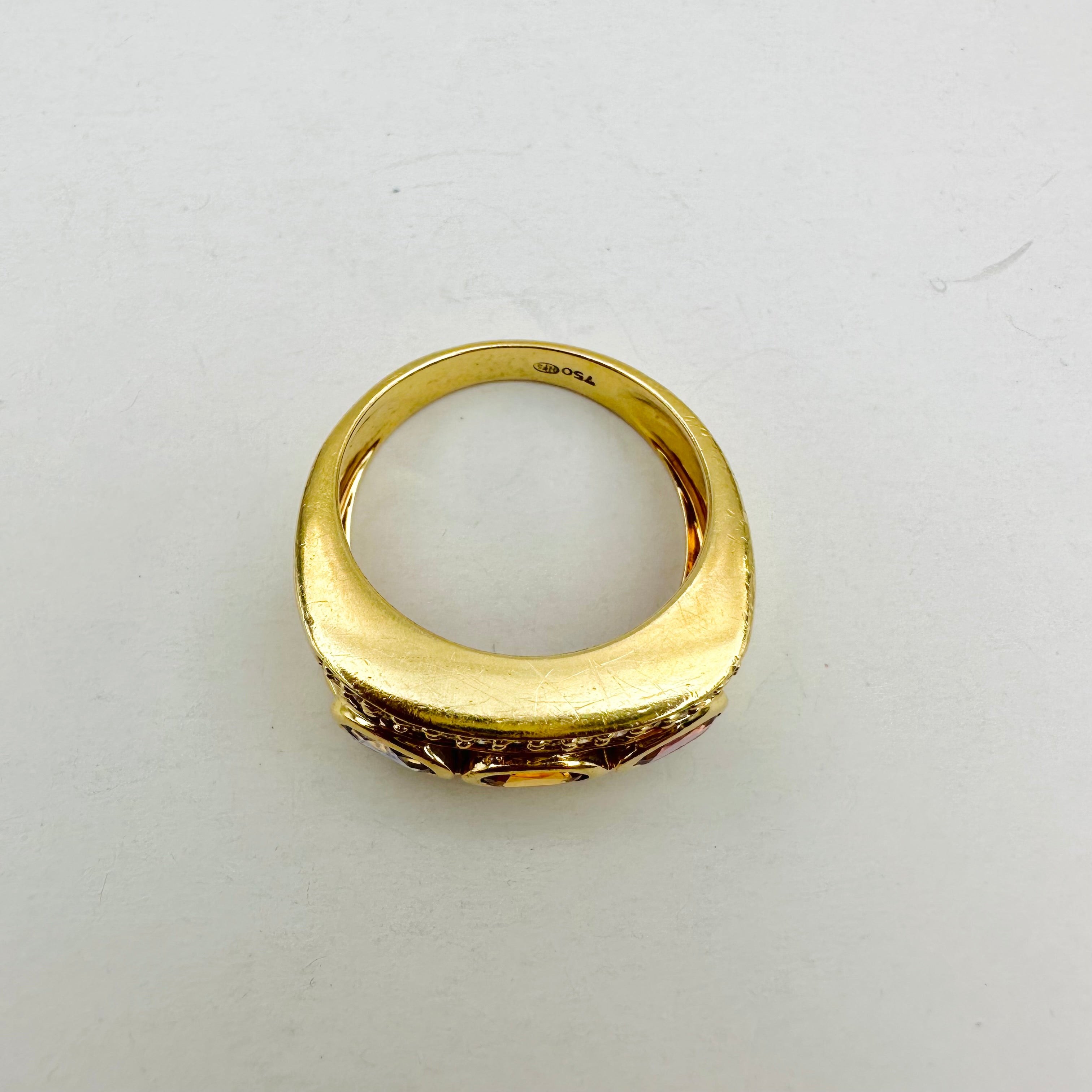 Bague Jonc en or jaune, saphirs et diamants