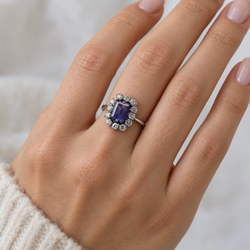 Bague Entourage en or blanc, saphir et diamants