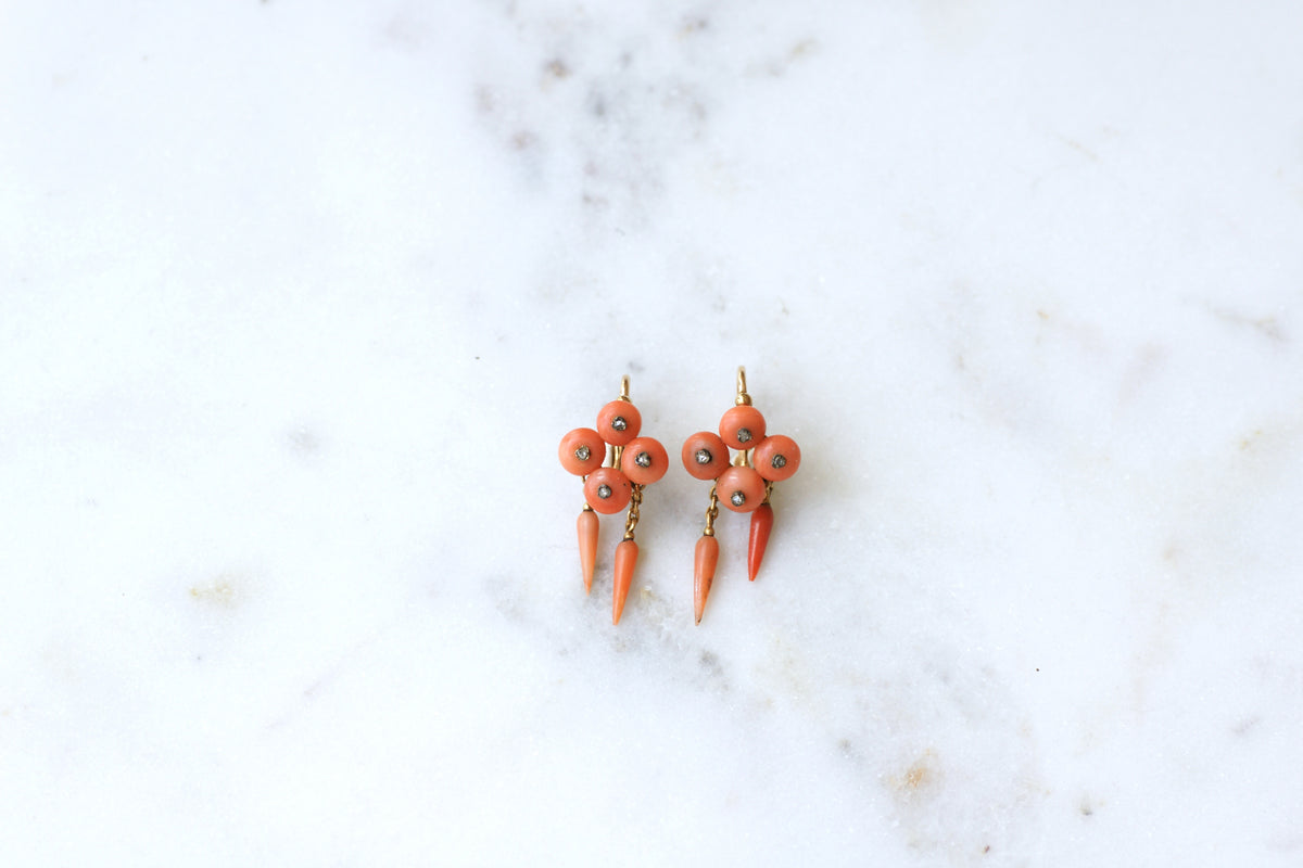 Parure Collier, boucles d'oreilles et bague en or jaune, argent, corail et diamants