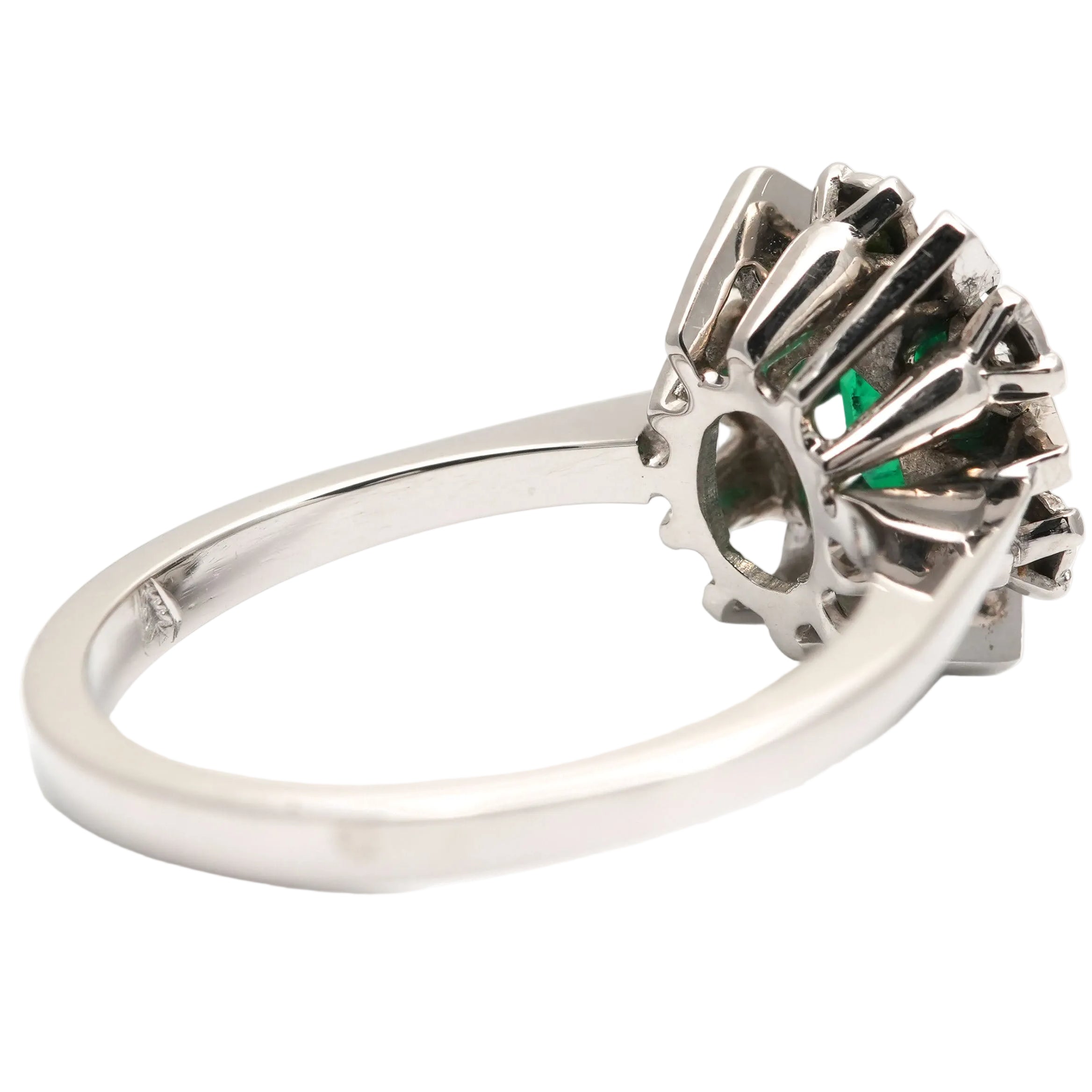 Bague Entourage en or blanc, émeraude et diamants