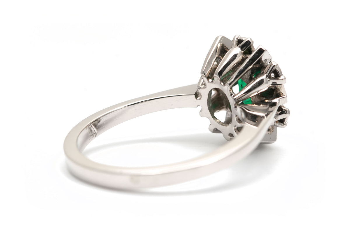 Bague Entourage en or blanc, émeraude et diamants