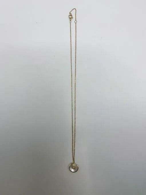 Collier Pendentif CARTIER Amulette en or blanc, nacre et diamant