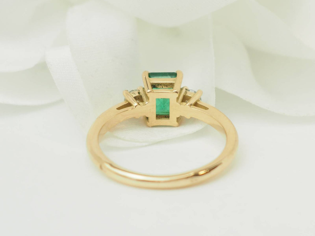 Bague Solitaire en or jaune, émeraude et diamants