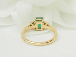 Bague Solitaire en or jaune, émeraude et diamants
