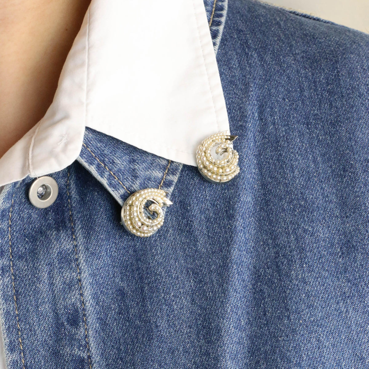 Broches Clips en or blanc et perles