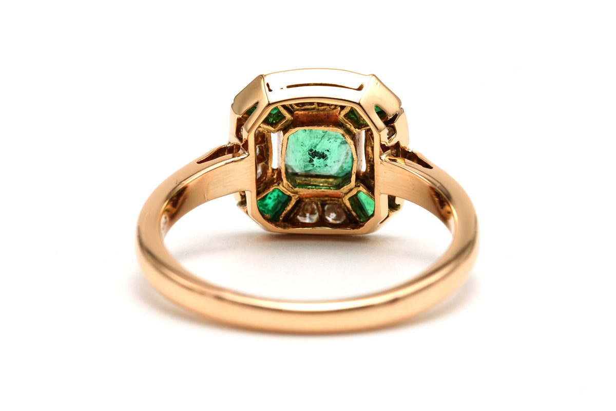 Bague Entourage en or jaune, émeraudes et diamants