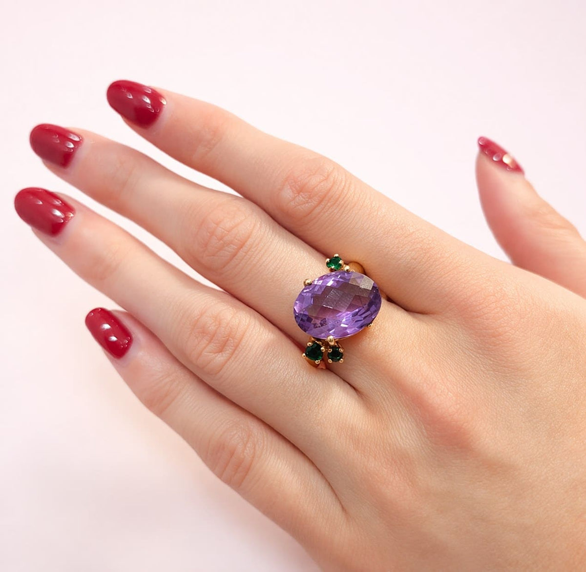 Bague Cocktail en or jaune, améthyste et tsavorites