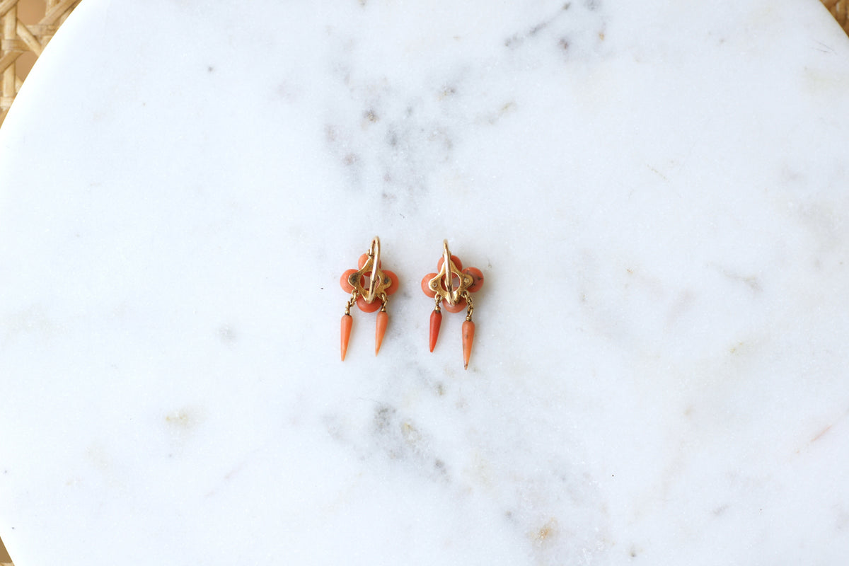 Parure Collier, boucles d'oreilles et bague en or jaune, argent, corail et diamants