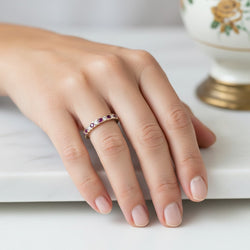 Bague Alliance en or blanc, rubis et diamants