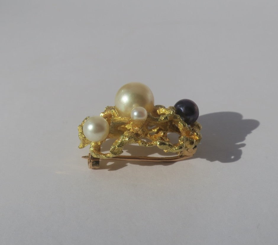 Broche Épingle en or jaune et perles
