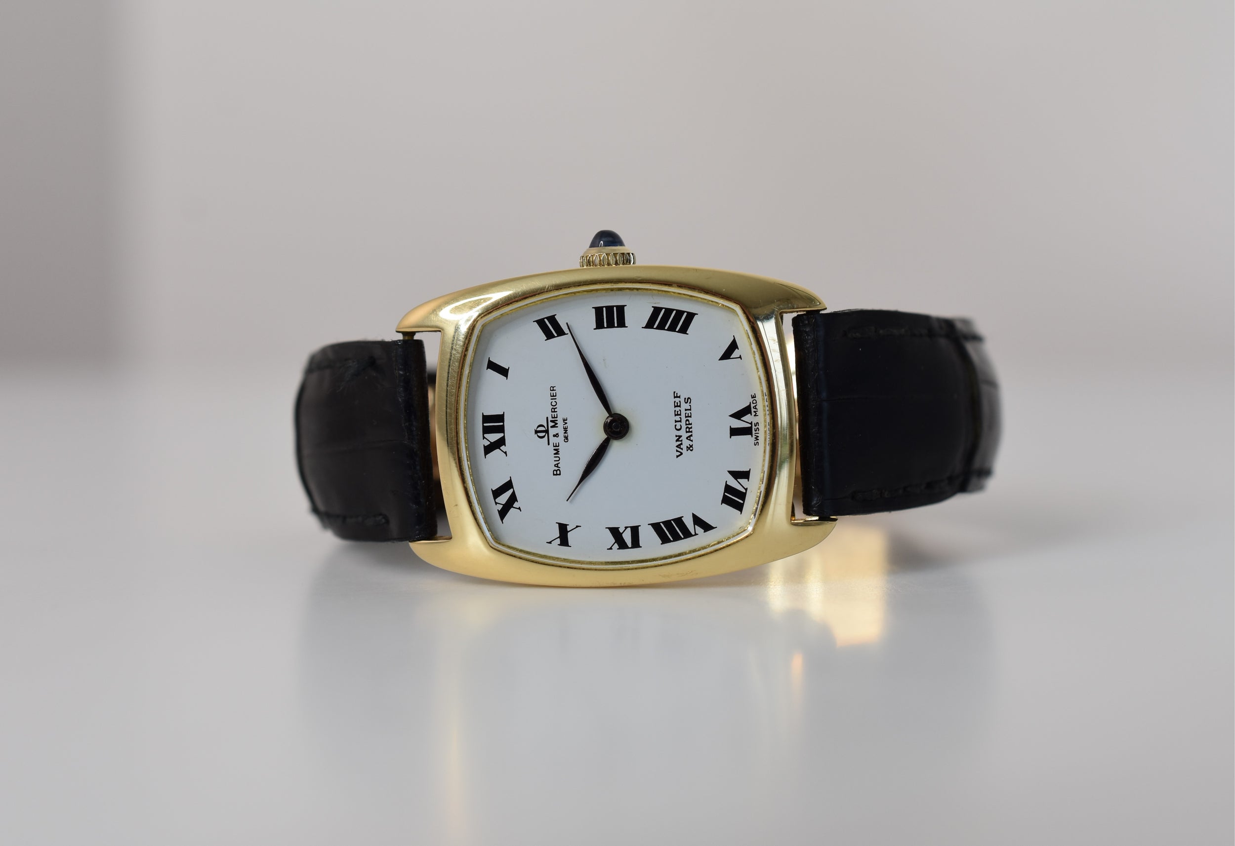 Watch BAUME & MERCIER X VAN CLEEF & ARPELS in yellow gold, leather and sapphire