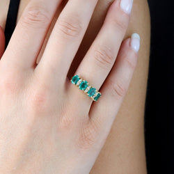 Bague Jarretière en or jaune, émeraudes et diaamnts