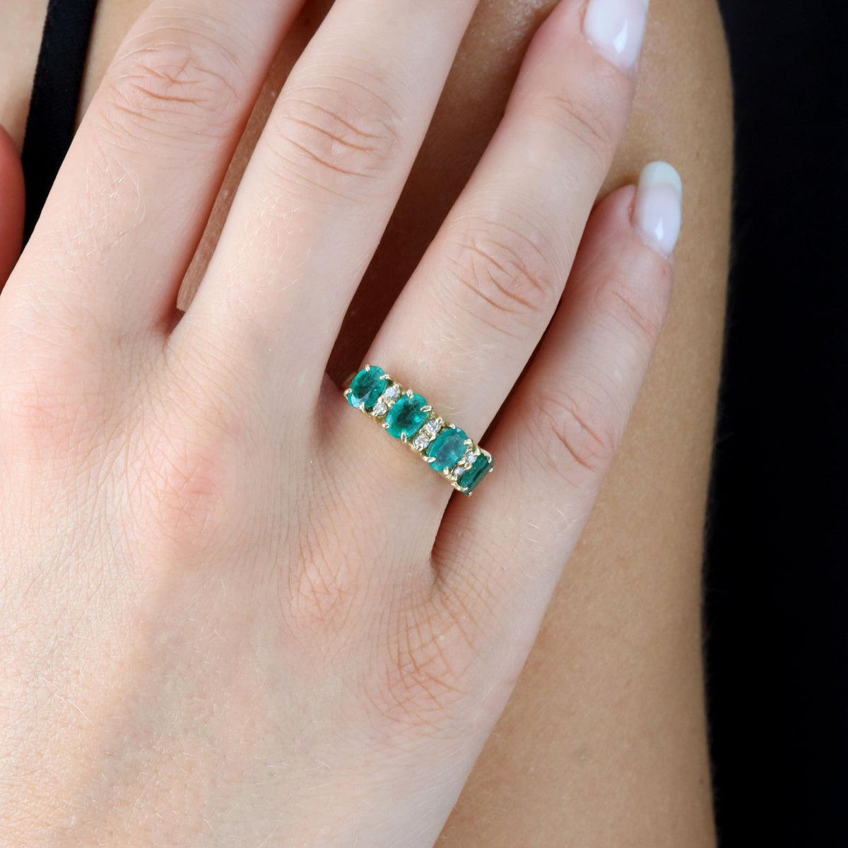 Bague Jarretière en or jaune, émeraudes et diaamnts