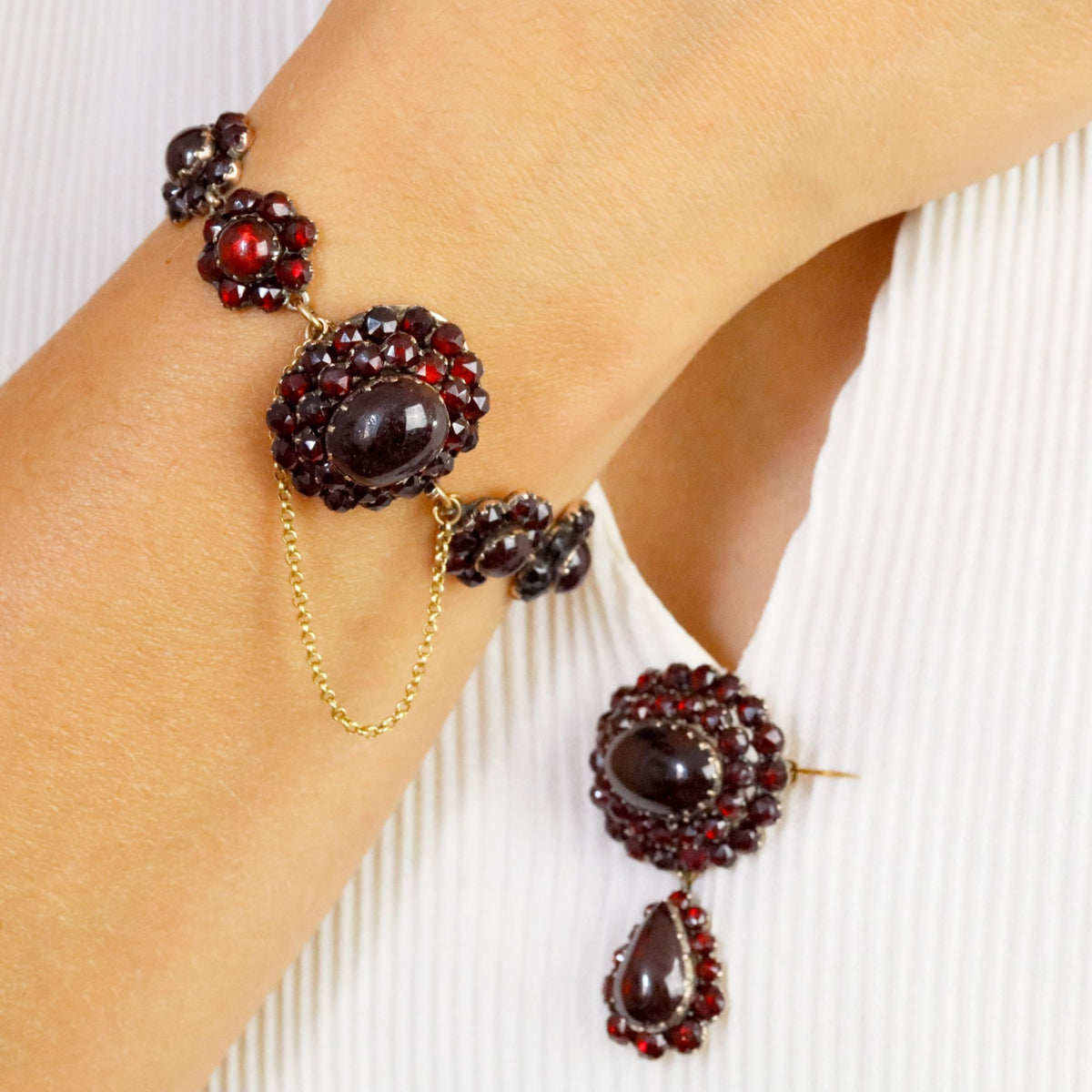 Bracelet en or jaune, argent et grenats