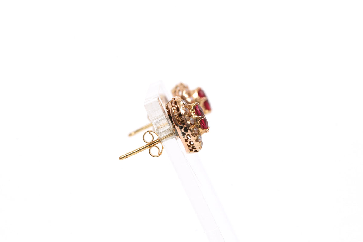 Boucles d'oreilles Puces en or jaune, perles et rubis