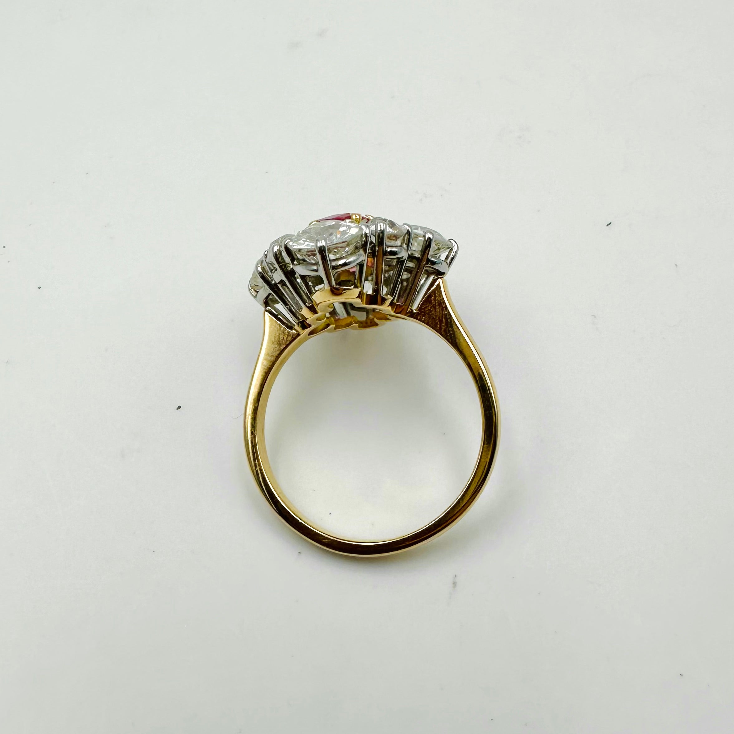 Bague Marquise en or jaune, saphir et diamants
