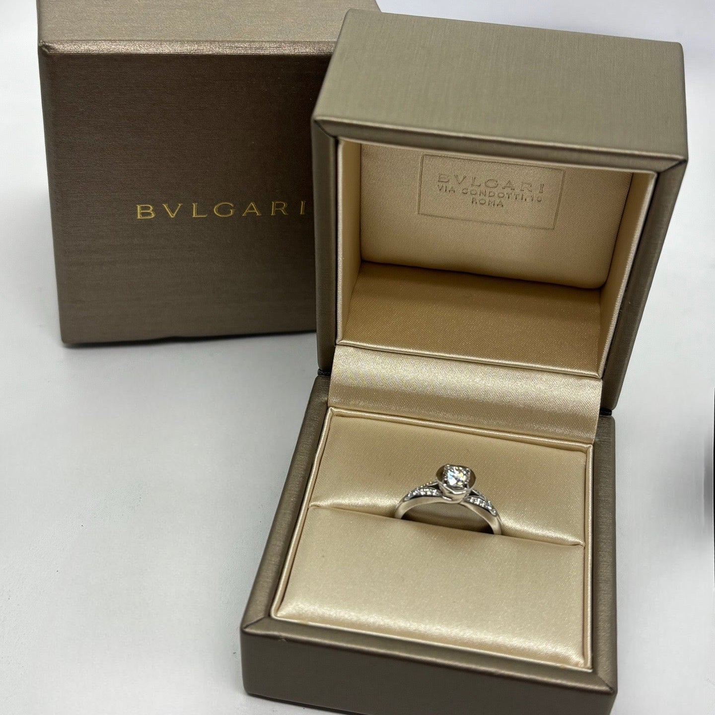 Bague Solitaire BULGARI "Incontro D'Amore" en platine et diamants