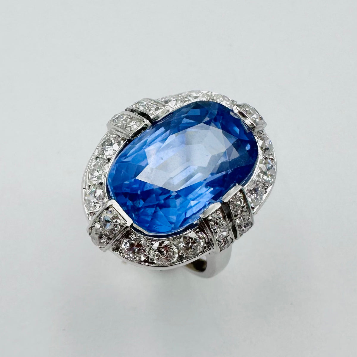 Bague Entourage en platine, saphir et diamants