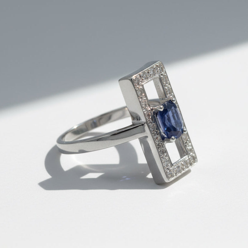Bague rectangulaire en or blanc, saphir 1,07 carats et Diamants