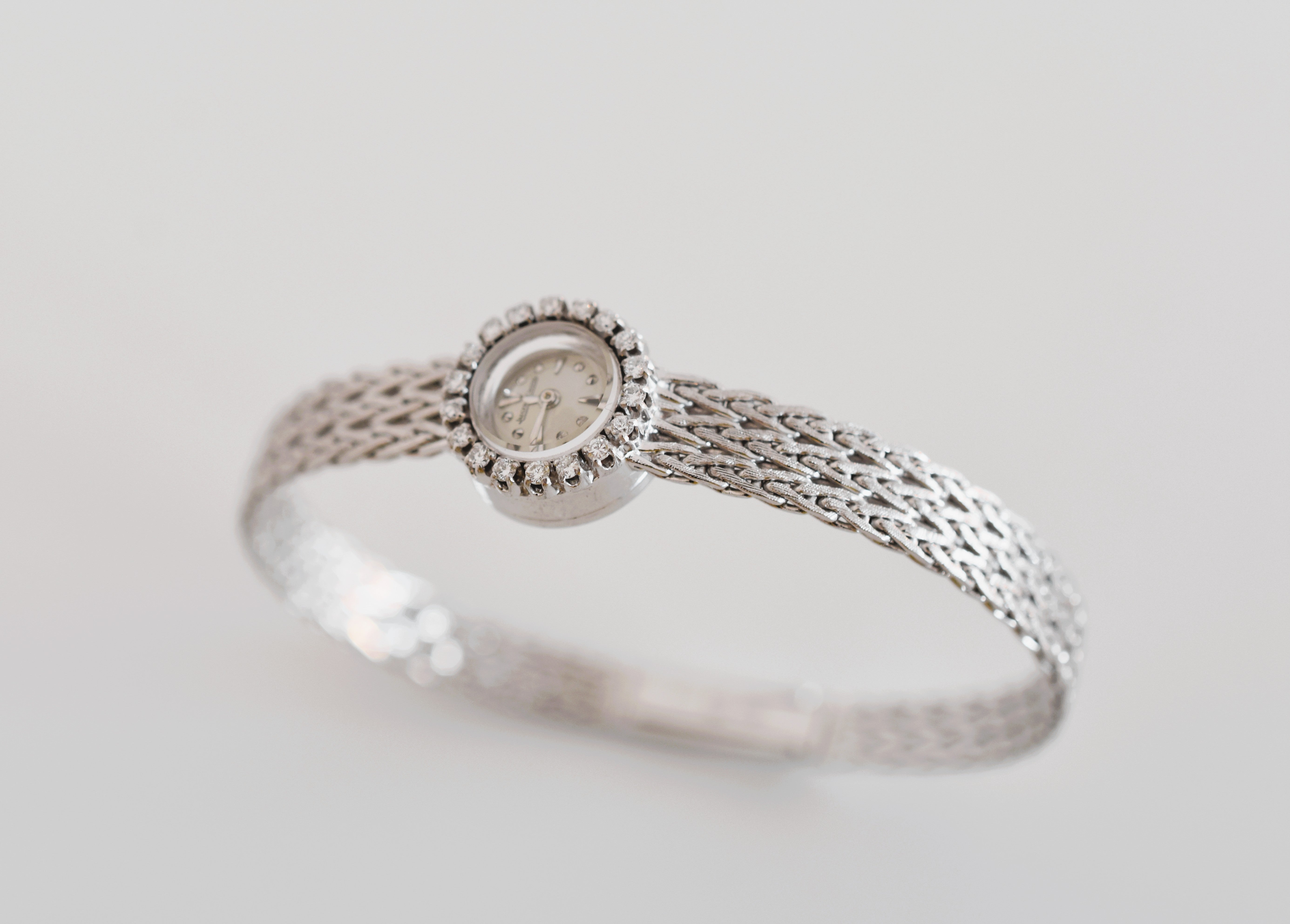 Jaeger-LeCoultre dame, entièrement or blanc 18 carats & diamants, vers 1960