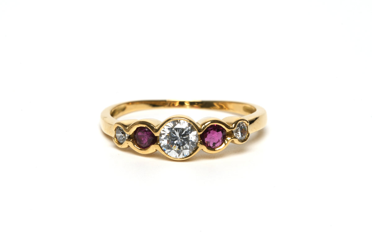 Bague Alliance en or jaune, rubis et diamants