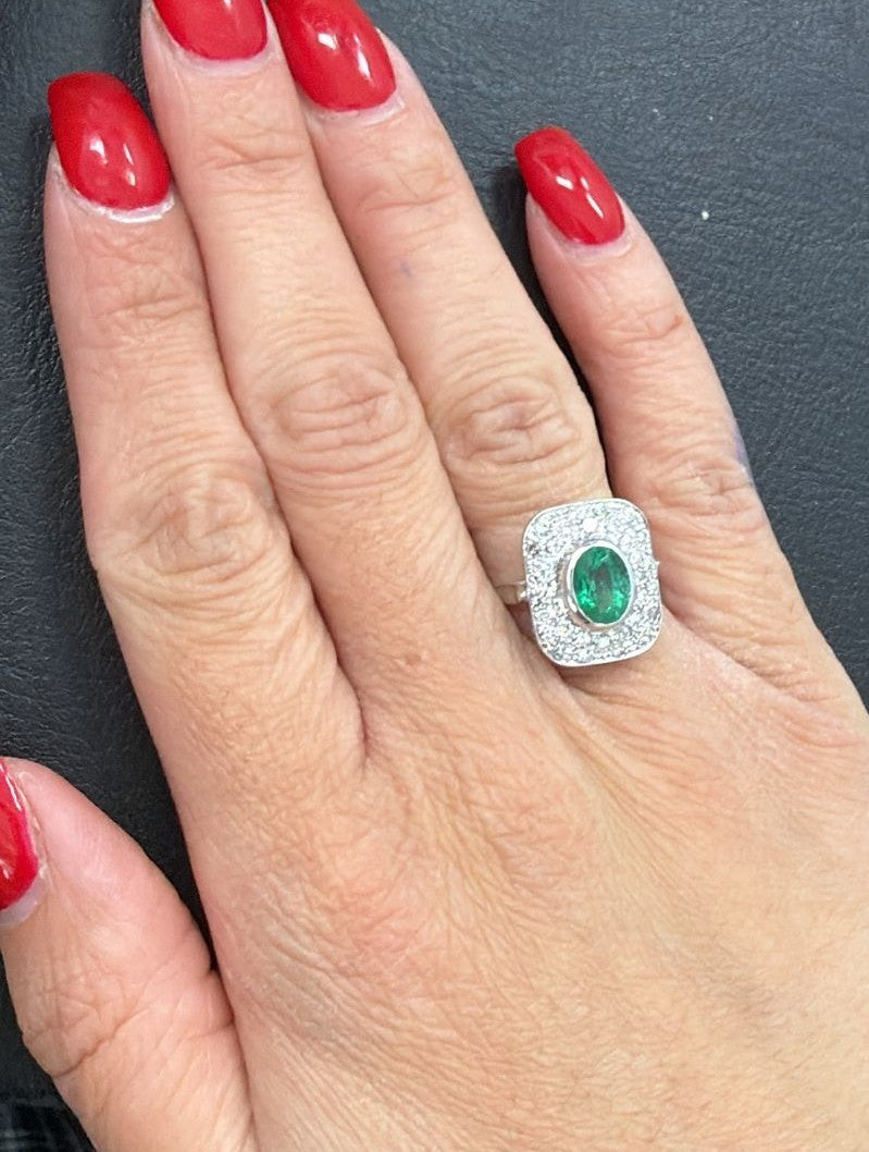 Bague Entourage en or blanc, émeraude et diamants