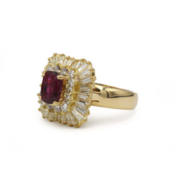 Bague Entourage en or jaune, rubis et diamants