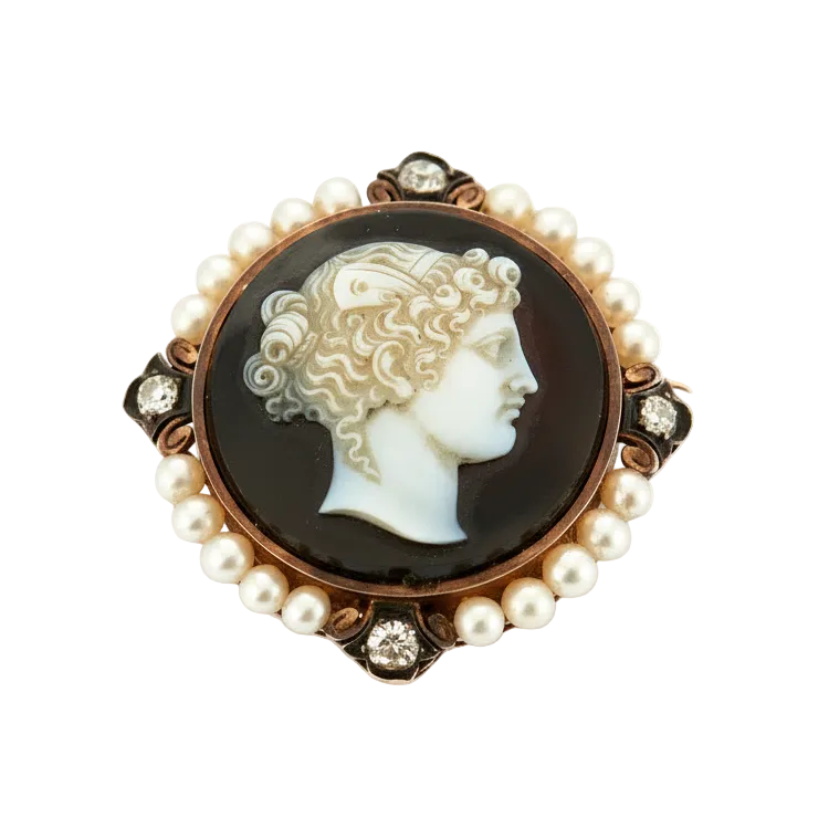 Broche Camée en or jaune, argent, calcédoine, perles et diamants