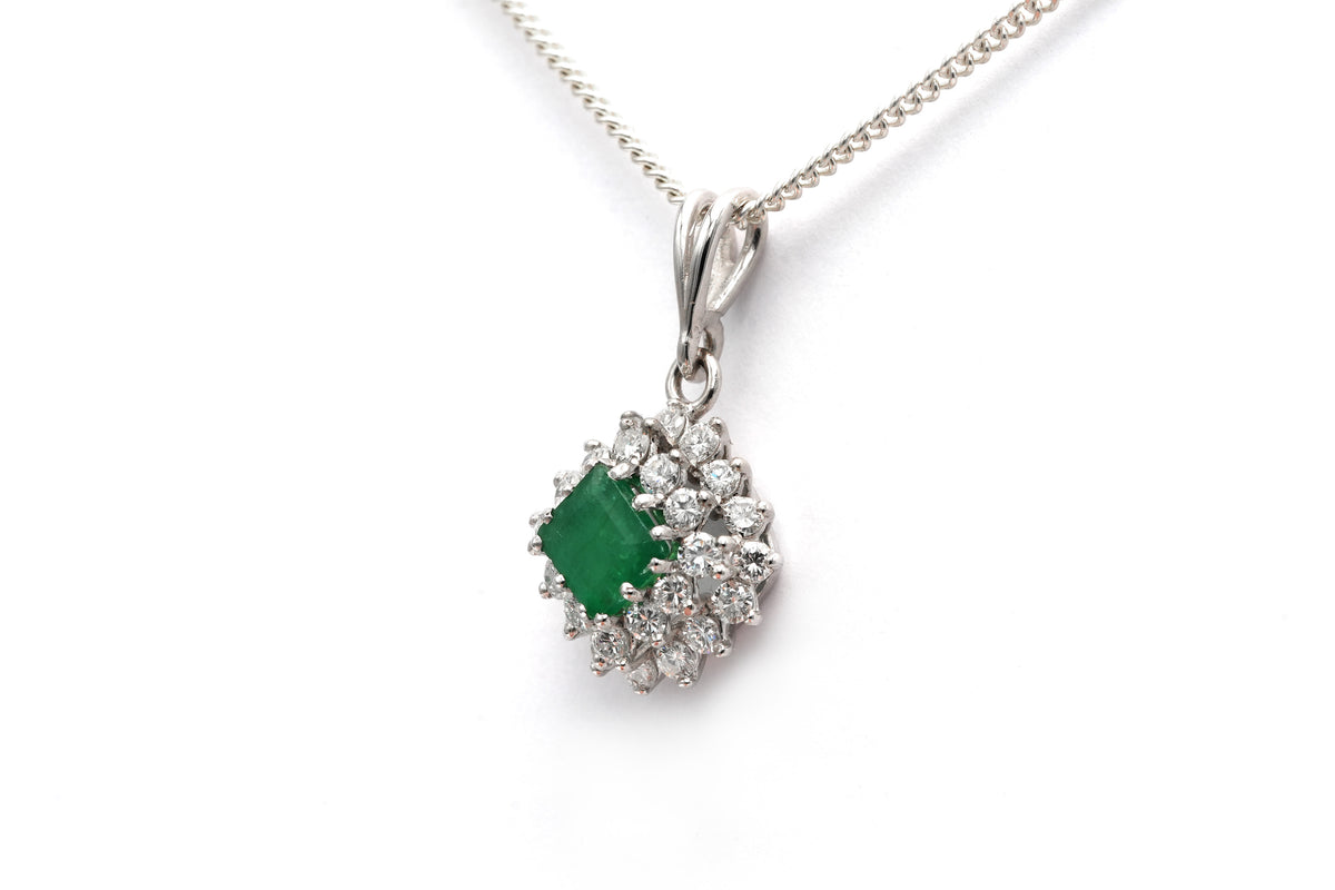Pendentif en or blanc, émeraude et diamants