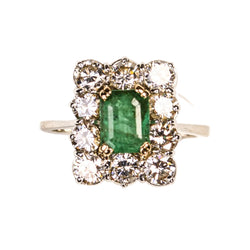 Bague Entourage en or blanc, platine, émeraude et diamants