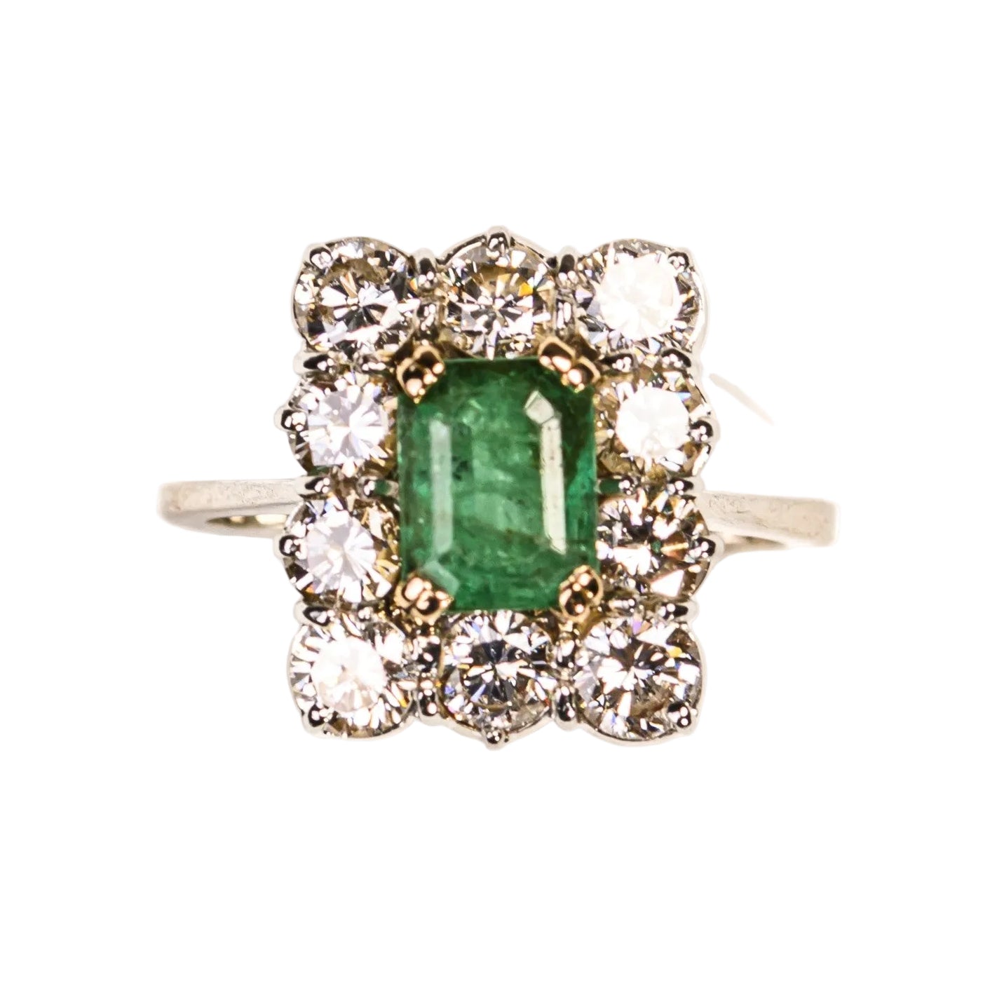 Bague Entourage en or blanc, platine, émeraude et diamants