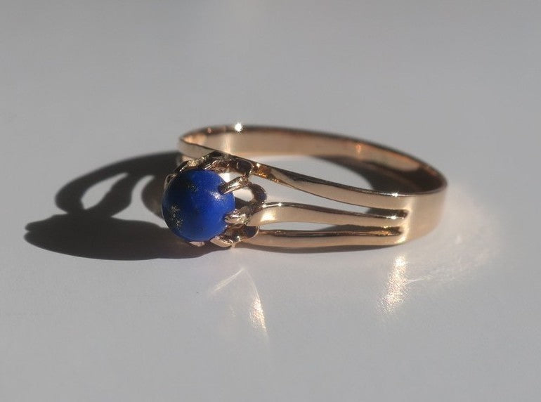 Bague Solitaire en or rose et lapis-lazuli