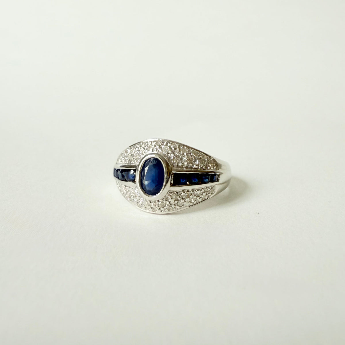 Bague Bandeau en or blanc, saphirs, et diamants