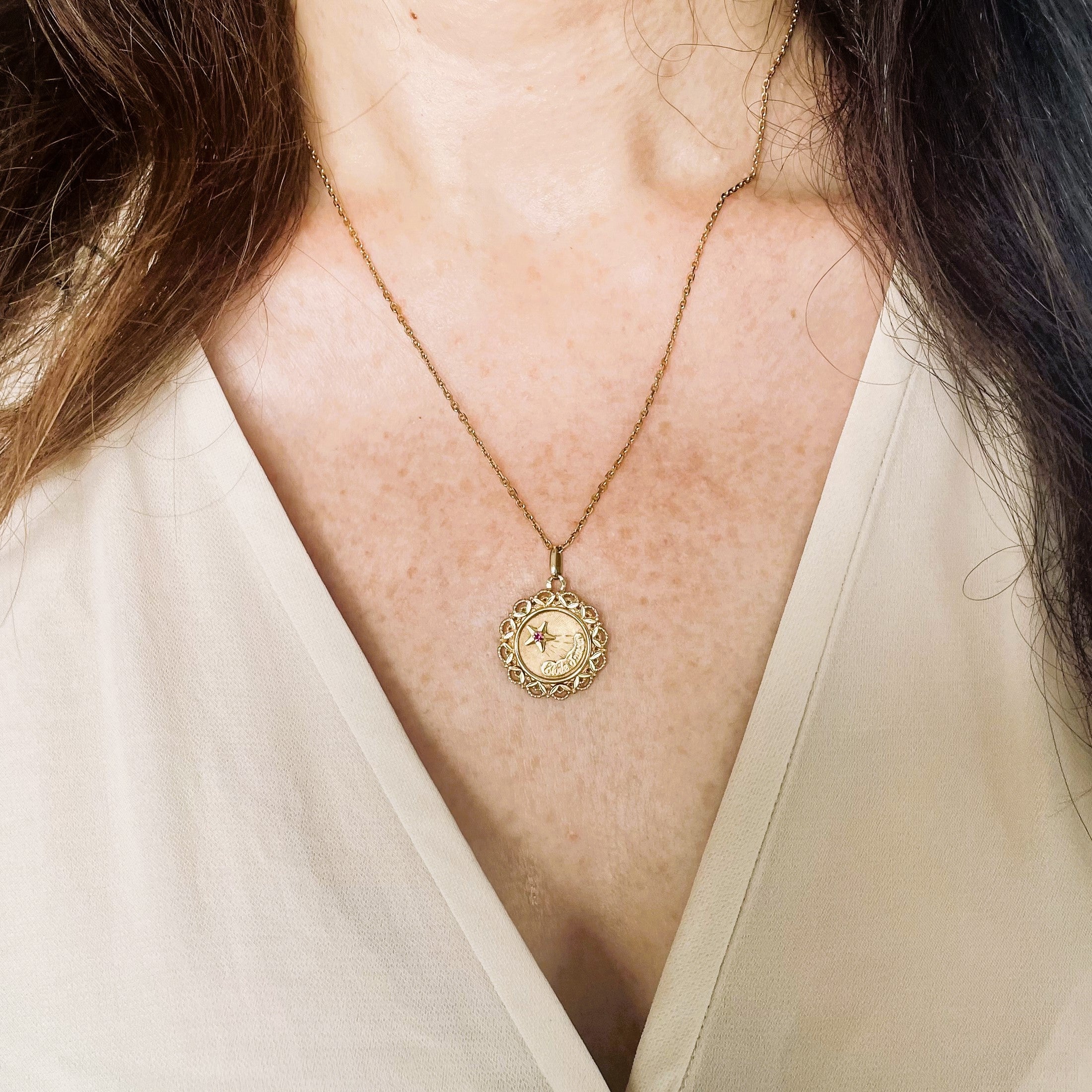 Médaille en or jaune et rubis