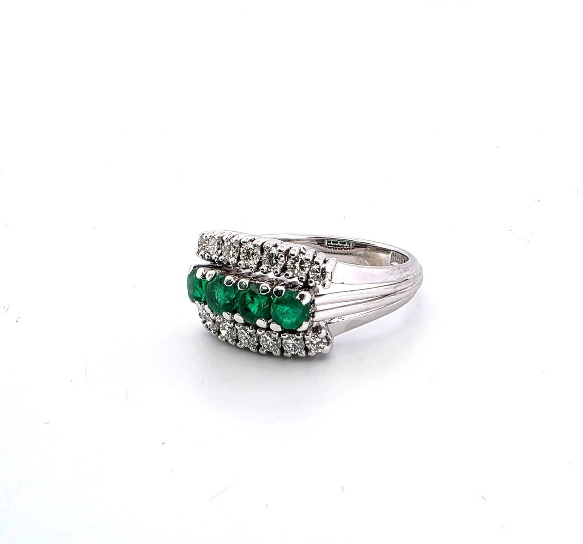 Bague en or blanc, émeraudes et diamants