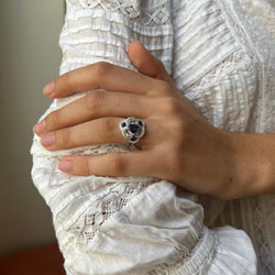 Bague Entourage ISABELLE LANGLOIS "Flora Pensée" en or blanc, pierres de lune, iolites et diamants