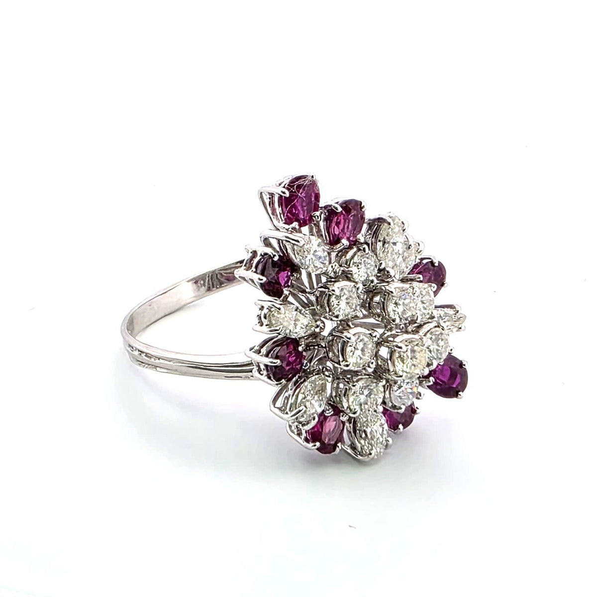 Bague Marguerite en or blanc, rubis et diamants