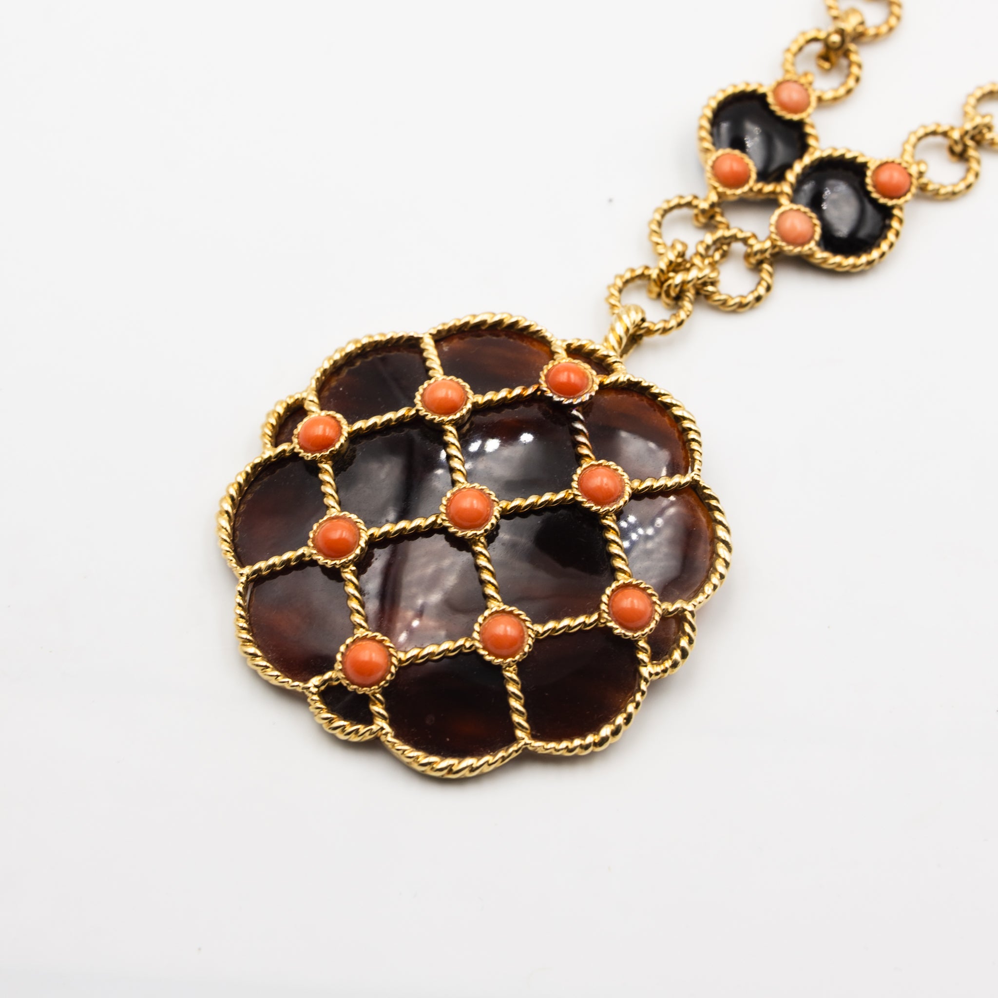 Collier Pendentif BOUCHERON en or jaune et corail