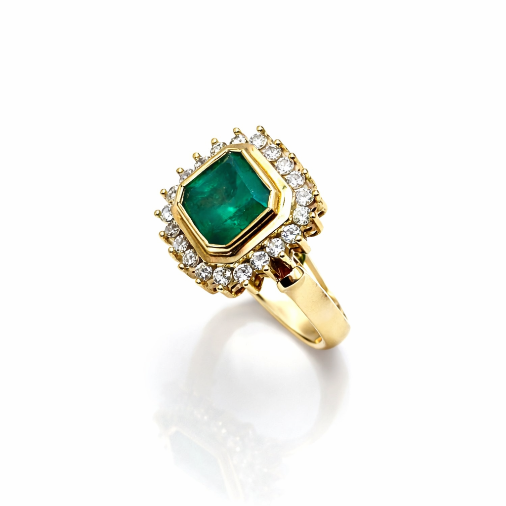 Bague Entourage en or jaune, émeraude et diamants